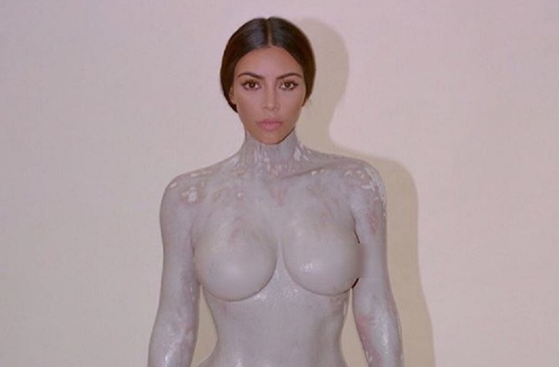Για μπουκάλι αρώματος ποζάρει γυμνή η Κιμ Καρντάσιαν (Photos) - Media