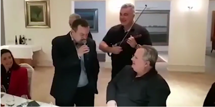 Έσπασε πιάτα και τραγούδησε στα ελληνικά για τον Κοτζιά ο σέρβος ΥΠΕΞ (Video) - Media