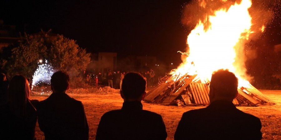 Πόλεμος της «λαμπρατζιάς» στην Κύπρο: Επτά συλλήψεις, τραυματίες αστυνομικοί και ζημιές - Media