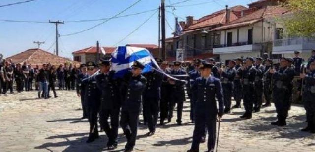 Οδύνη και σπαραγμός στην κηδεία του Γιώργου Μπαλταδώρου - Κατέρρευσε συγγενής  του (Photos) - Media