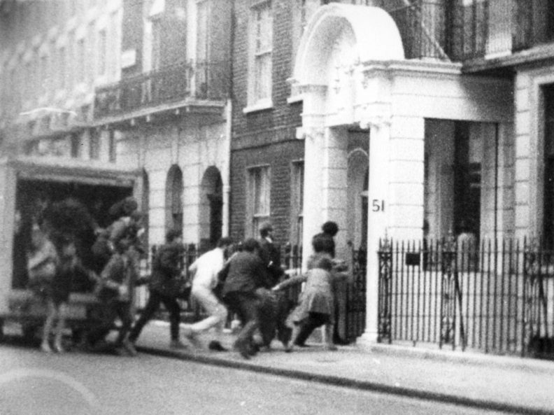21η Απριλίου 1967: Η κατάληψη της ελληνικής πρεσβείας στο Λονδίνο μετά το πραξικόπημα - Media