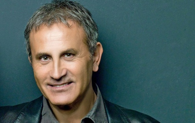 Κορωνοϊός - Γιώργος Νταλάρας: Μένει σπίτι και παίζει με τα εγγόνια του - Media