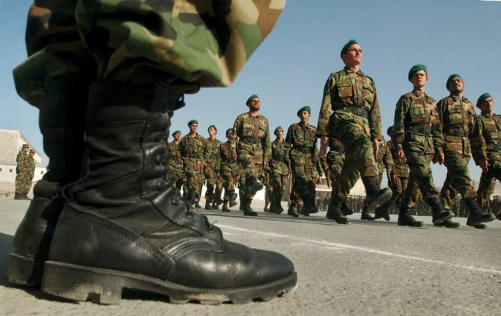 Eντολή: Χωρίς κινητά στον στρατό για μία εβδομάδα (Έγγραφο) - Media