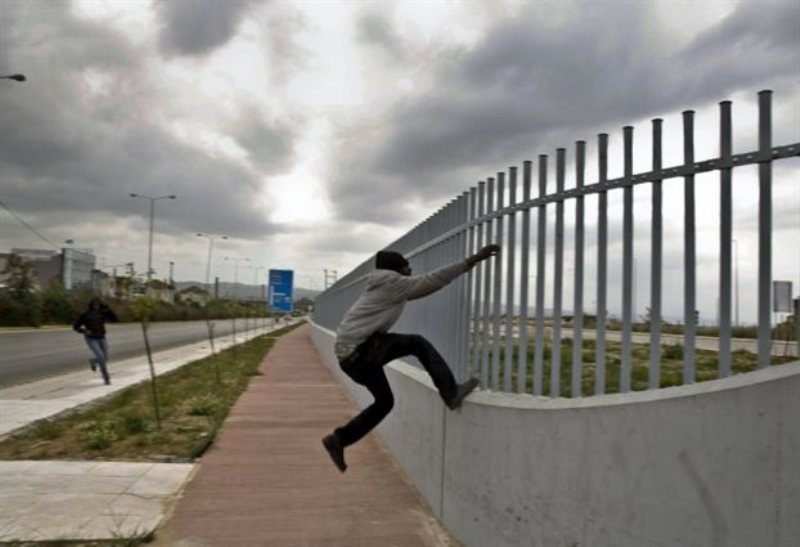 Συναγερμός στο λιμάνι της Πάτρας: Μετανάστες έσπασαν το φράχτη (Photo) - Media