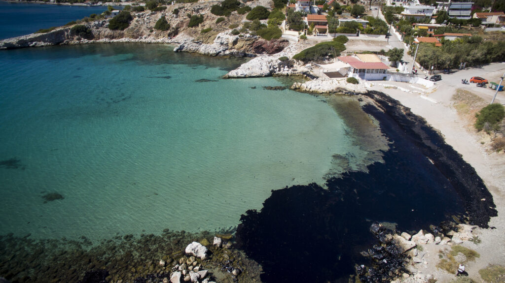 Άρση της απαγόρευσης κολύμβησης στο παραλιακό μέτωπο της Αθήνας - Επτά μήνες από το ναυάγιο του Αγία Ζώνη 2 - Media