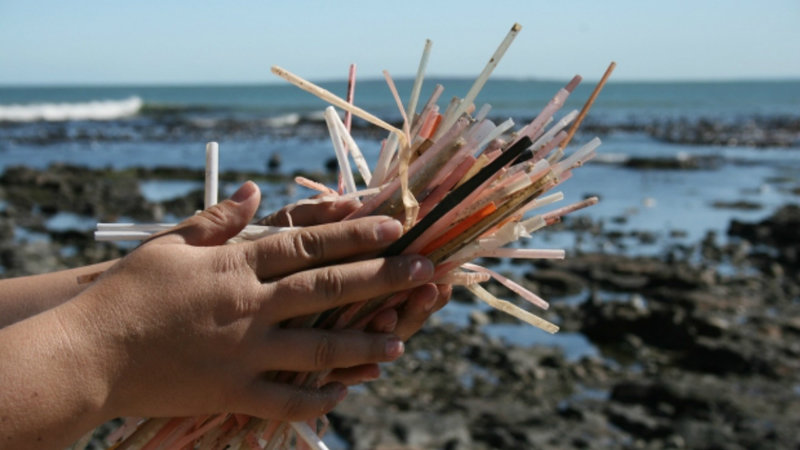 Τέλος τα πλαστικά καλαμάκια και οι μπατονέτες στη Βρετανία - Media