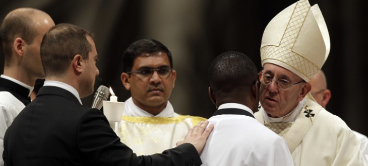 Ο πάπας Φραγκίσκος βάπτισε έναν Νιγηριανό πρώην παράτυπο μετανάστη, που σταμάτησε ληστή  - Media