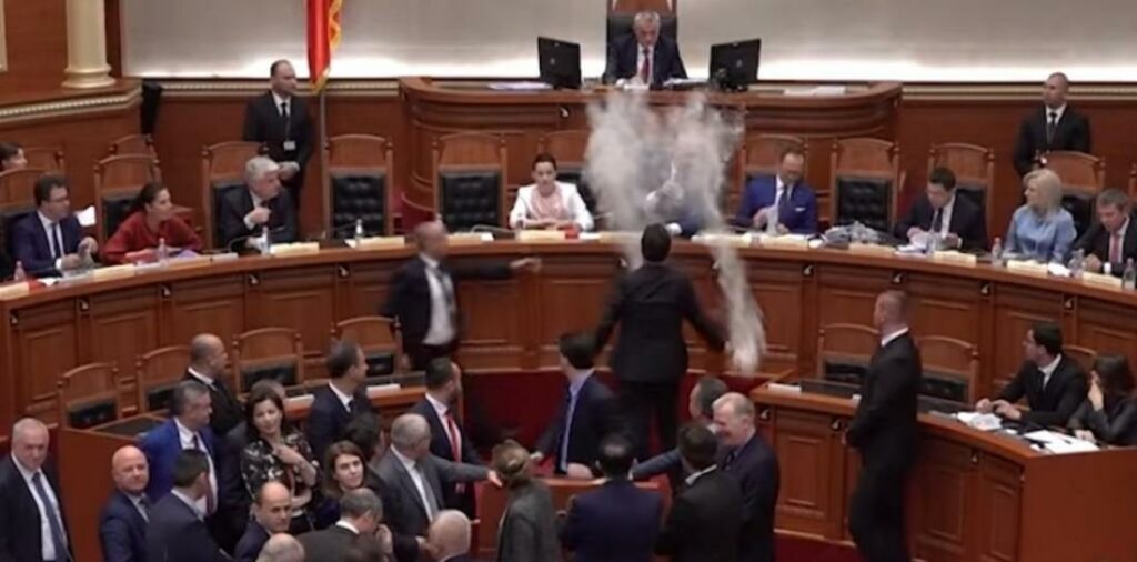 Αλεύρωσαν τον Ράμα μέσα στη Βουλή - Τον κατηγορούν για εμπόριο κοκαΐνης (Video) - Media