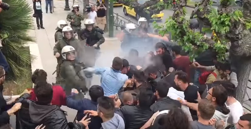 Καρέ-καρέ η άγρια επίθεση των ΜΑΤ σε διαδηλωτές του αντιπολεμικού συλλαλητηρίου (Video) - Media
