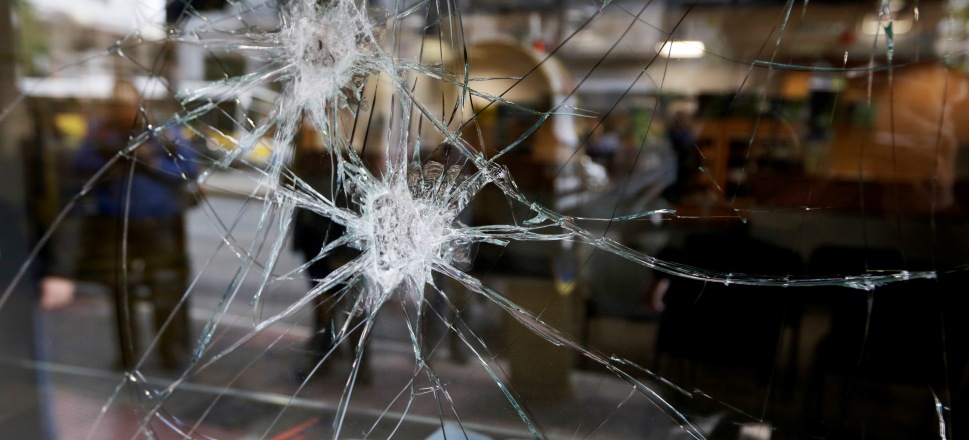 Θεσσαλονίκη: Άγνωστοι έκαναν λαμπόγυαλο καταστήματα και αυτοκίνητα - Media