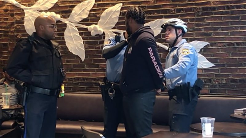 Τους συνέλαβαν και τους εξευτέλισαν στα Starbucks επειδή ήταν μαύροι (Video) - Media