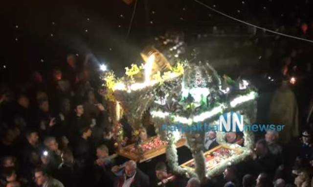 Απρόοπτο στη Ναύπακτο: Αποκολλήθηκε ο τρούλος του επιταφίου κατά την περιφορά -Ενας τραυματίας (Video) - Media