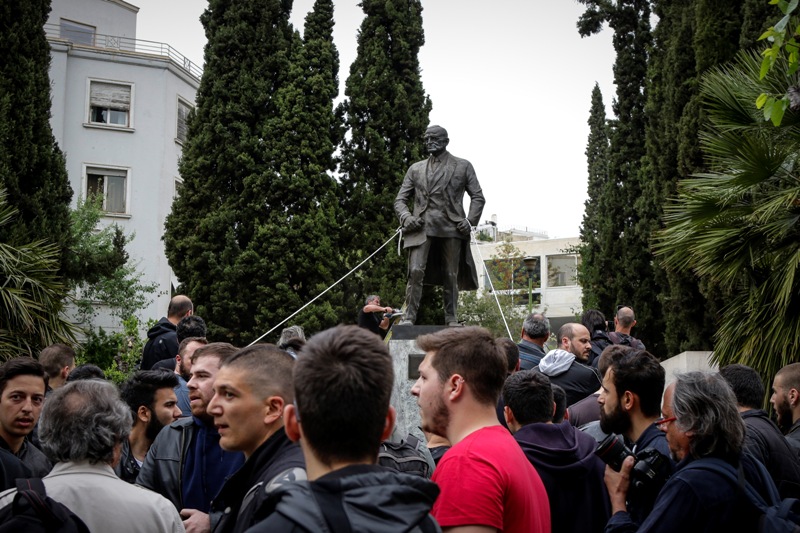 Επεισόδια στο αντιπολεμικό συλλαλητήριο - Διαδηλωτές επιχείρησαν να ρίξουν το άγαλμα του Τρούμαν με τροχό (Video) - Media