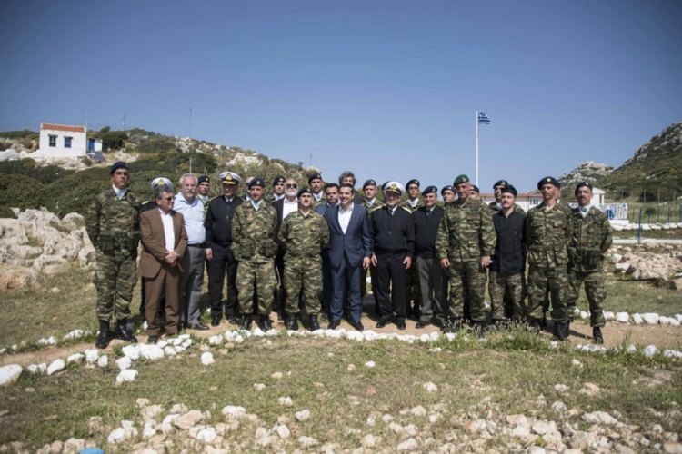 «Μα καλά, πόσοι Κεφαλογιάννηδες υπηρετούν στο Καστελόριζο»; - Απίστευτη στιχομυθία του Πρωθυπουργού και του Α/ΓΕΕΘΑ με τους στρατιώτες - Media