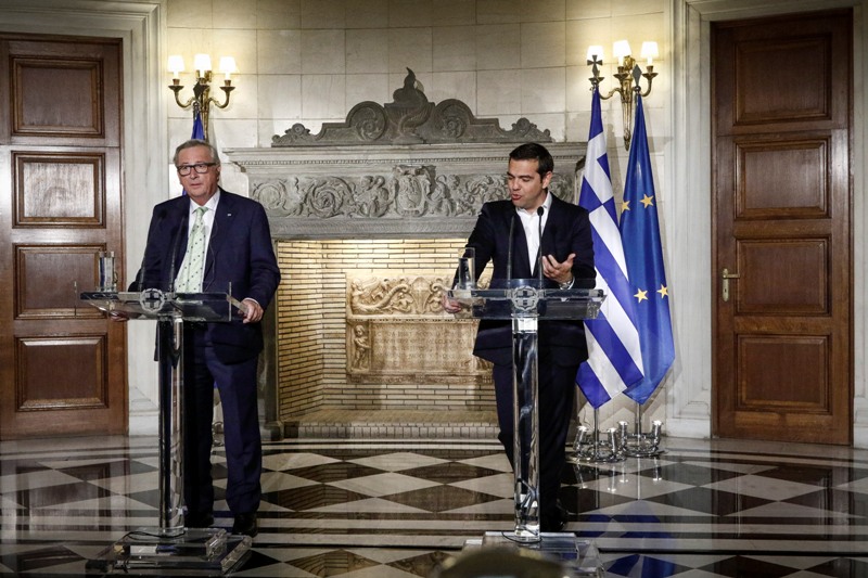 «Ιδρώνω»: Πώς τα καταφέρνει ο Γιούνκερ και κάθε φορά που έρχεται στην Ελλάδα «σκάει» από την ζέστη (Photo/Video) - Media