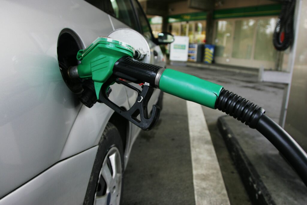 Στα 0,40 ευρώ θα έπρεπε να πωλείται η βενζίνη: Το 1 ευρώ είναι...φόροι - Media