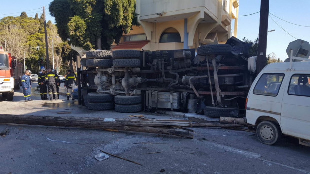 Bυτιοφόρο του στρατού ντεραπάρισε – Γέμισε ο δρόμος με καύσιμα (Photos) - Media