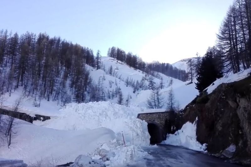 Τεράστια χιονοστιβάδα ισοπεδώνει τα πάντα στο πέρασμα της και οι άνθρωποι τρέχουν να σωθούν (Video)  - Media