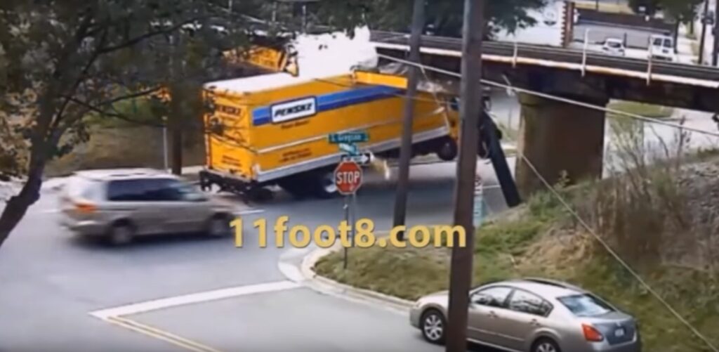 Γέφυρα «Προκρούστης» υπεύθυνη για χιλιάδες τροχαία - Ο εφιάλτης των φορτηγών και γιατί δεν την επισκευάζουν (Video) - Media