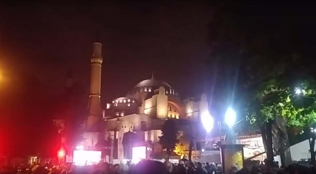 Πλήθος Τούρκων προσευχήθηκε έξω από την Αγία Σοφία - Γιόρτασαν τα 565 χρόνια από την Άλωση (Video) - Media