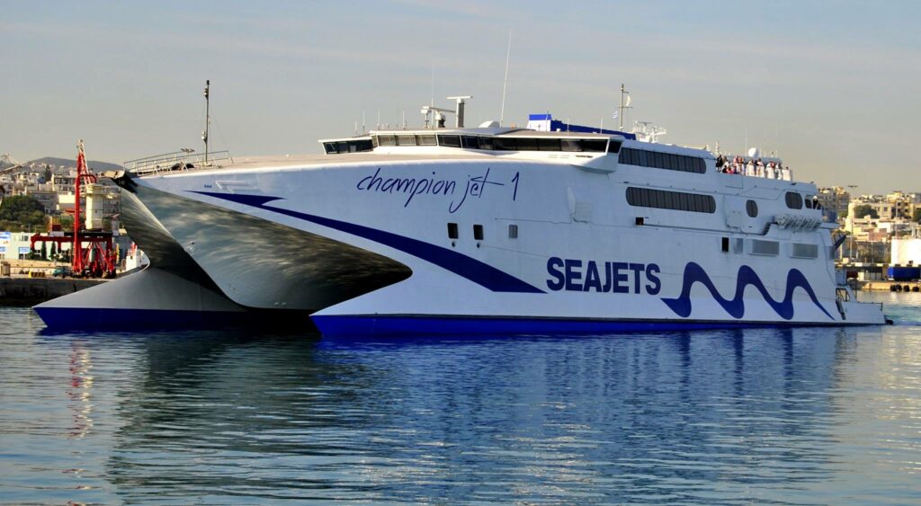 Ταλαιπωρία για 720 επιβάτες: Στο λιμάνι του Πειραιά επέστρεψε το "Champion jet 2", λόγω βλάβης  - Media