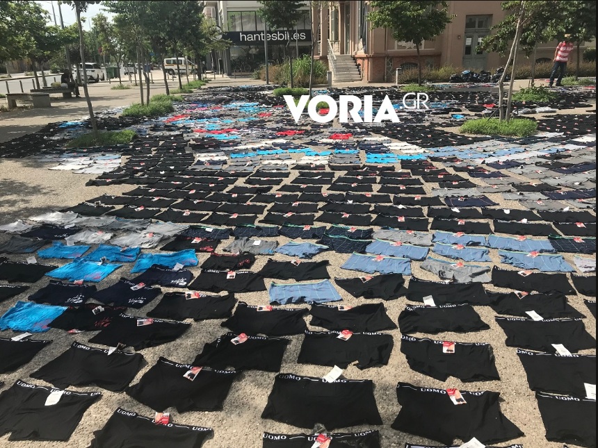 Εκατοντάδες εσώρουχα απλωμένα στο πλακόστρωτο - Τι έκανε καταστηματάρχης στη Θεσσαλονίκη (Photos) - Media