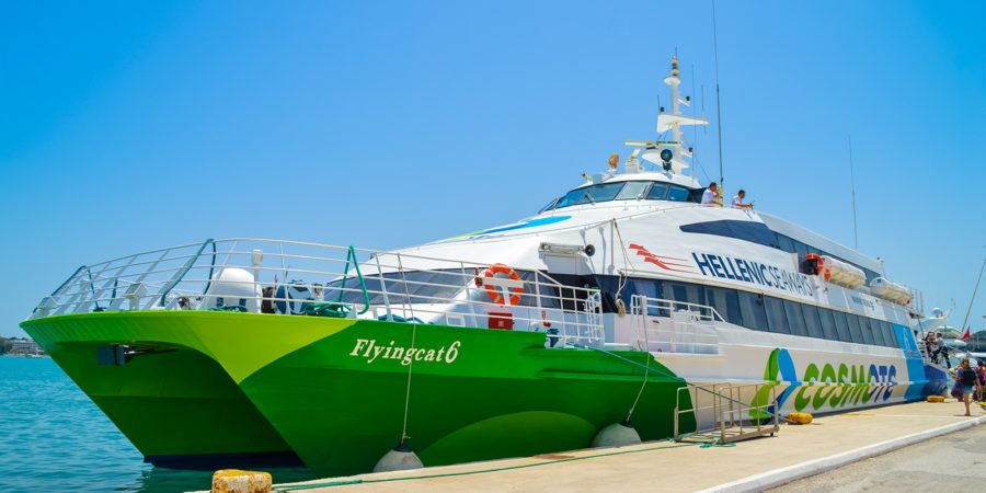 Στον Πειραιά γυρίζει καταμαράν με 297 επιβάτες - Εμπλοκή σχοινιού στην προπέλα - Media