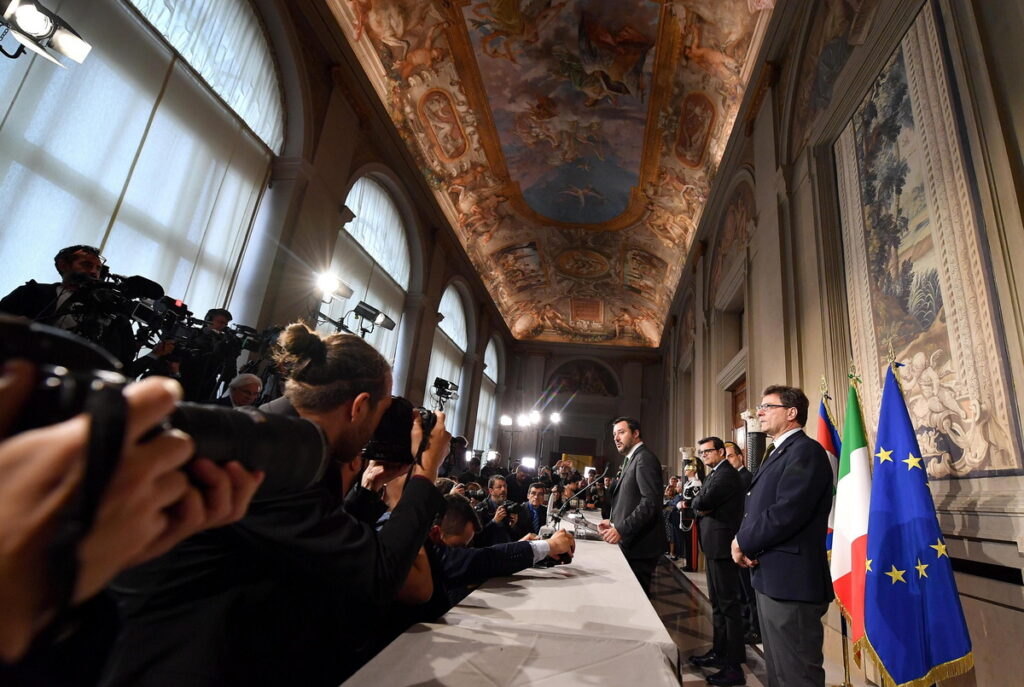 «Άλλο το μπρα-ντε-φερ με τον Τσίπρα και άλλο με την Ιταλία» - Πώς σχολιάζεται η διαφαινόμενη σύγκρουση Κομισιόν - Ρώμης - Media