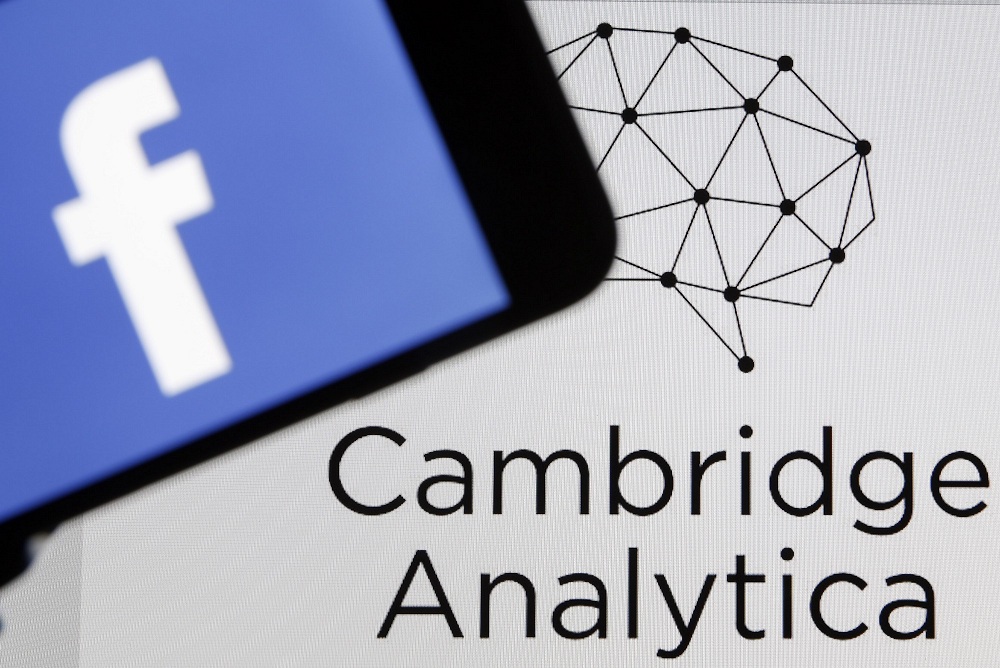 «Βόμβα»: Κλείνουν την Cambridge Analytica μετά το σκάνδαλο με το Facebook - Media