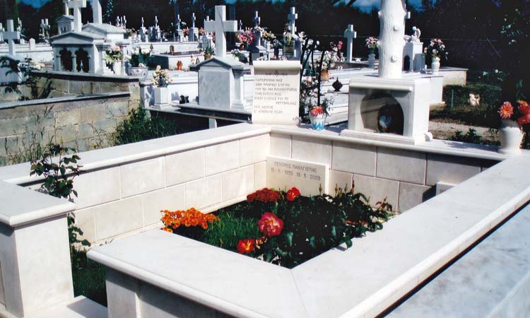 Συλλήψεις στην Αλεξανδρούπολη: Δεν θα πιστεύετε τι έκρυψαν σε ντουλαπάκι τάφου (Photos) - Media