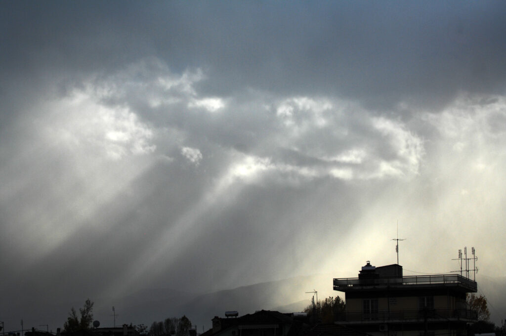 Έκτακτο: Ραγδαία επιδείνωση του καιρού με χαλάζι και ισχυρούς ανέμους - Media