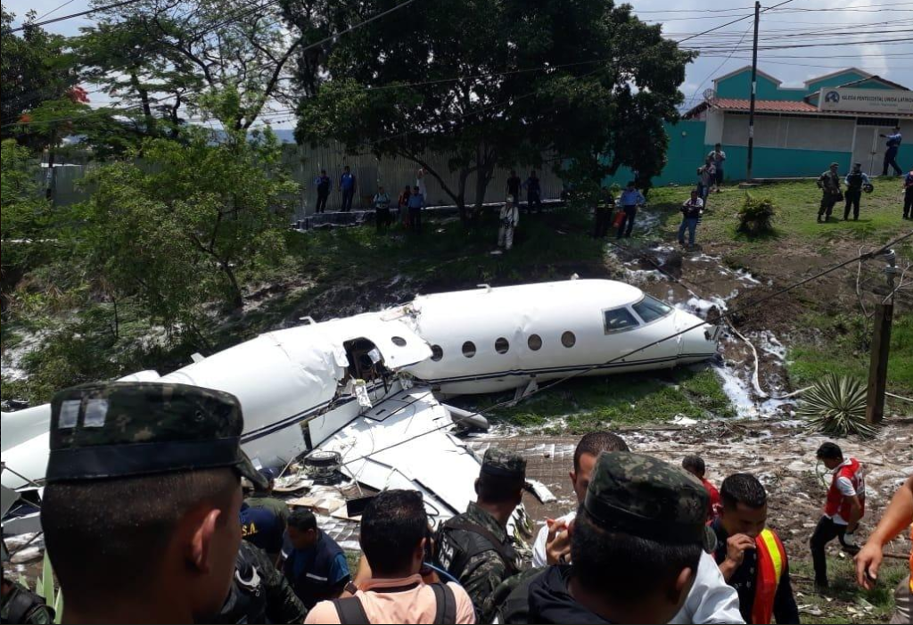 Ιδιωτικό τζετ κόπηκε στη μέση λίγο μετά την απογείωση (Photos/Video) - Media