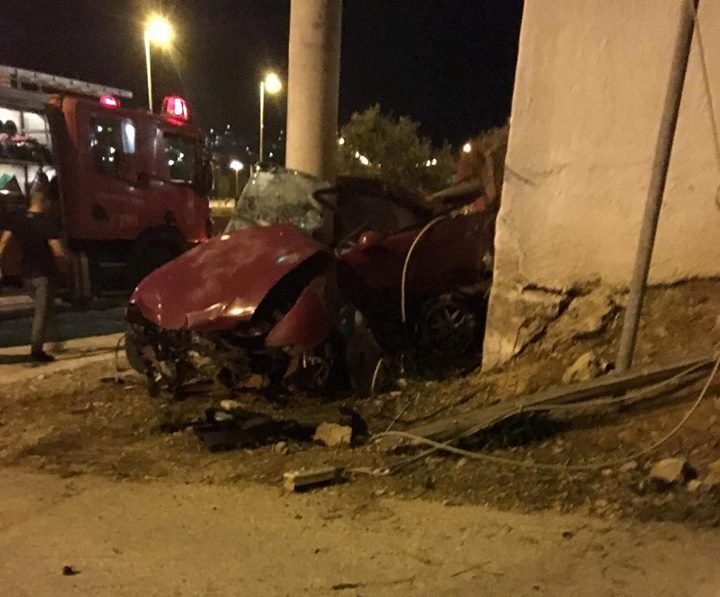 Σφοδρό τροχαίο στην Αθηνών  Σουνίου - «Βίδες» το ΙΧ από τη σύγκρουση (Photos) - Media