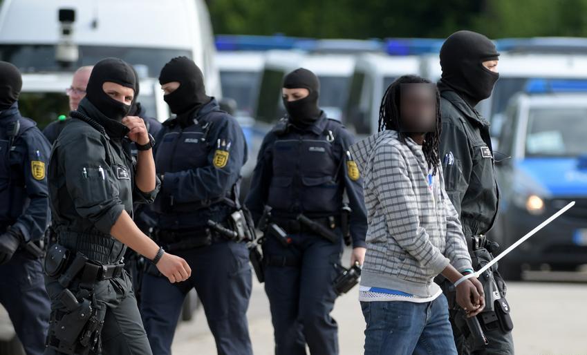 Γερμανία: Με την απειλή βίας πρόσφυγες αποτρέπουν απέλαση - Media