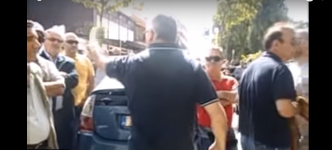 Ένταση με βουλευτή του ΣΥΡΙΖΑ σε πορεία – Απαίτησαν την αποχώρησή του (Video) - Media