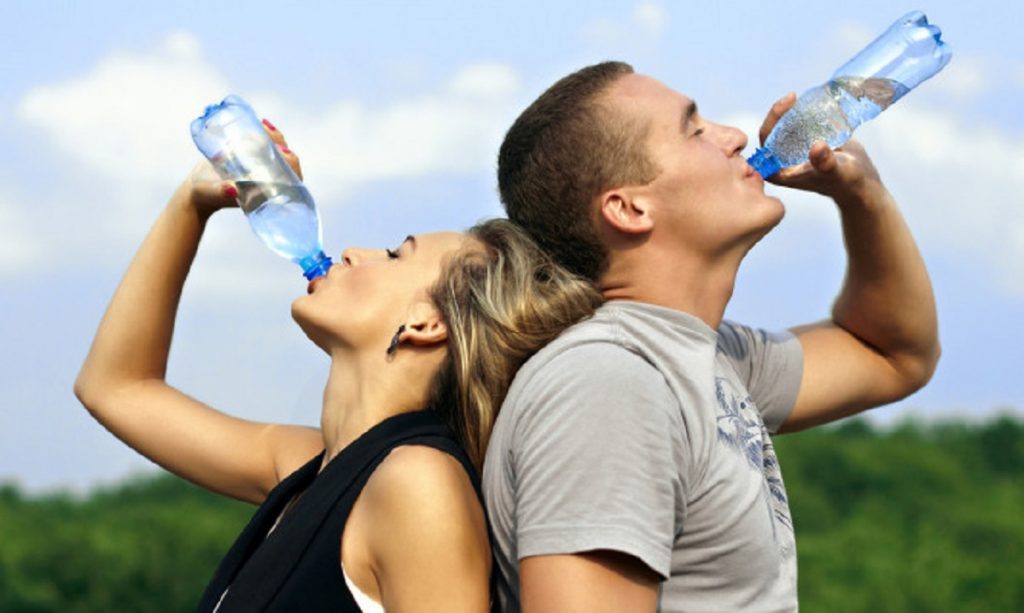 Τι συμβαίνει στο σώμα όταν πίνετε 8 ποτήρια νερό καθημερινά - Media