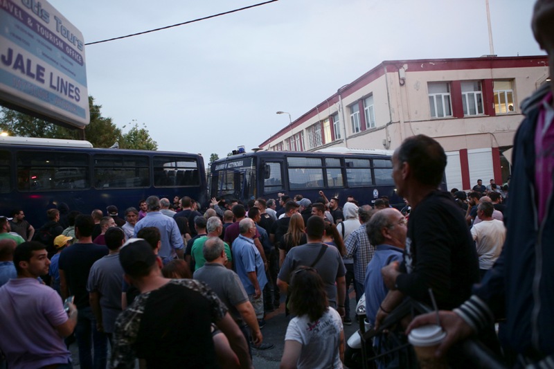 Διαμαρτυρία αστυνομικών: Είχαμε εντολή να μείνουμε αδρανείς στα επεισόδια στη Λέσβο - Media