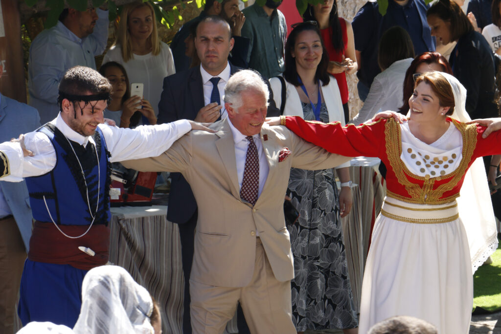 «Εσύ είσαι παντρεμένη; Είσαι πολύ εντυπωσιακή» Οι… φιλοφρονήσεις του Καρόλου σε νεαρή Κρητικιά που χόρεψε μαζί του - Media