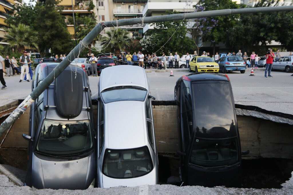 Τι απαντά ο δήμαρχος Καλλιθέας για το πάρκινγκ «καταβόθρα» (Video) - Media