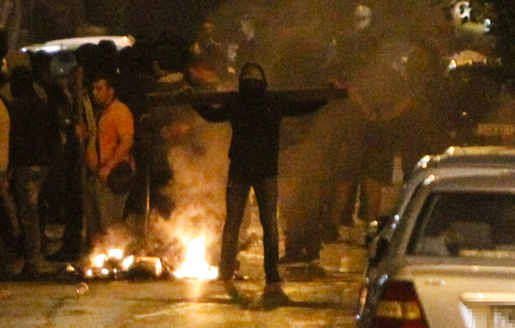 Επεισόδια το βράδυ στην Αθήνα μεταξύ οπαδών και ΜΑΤ (Video) - Media