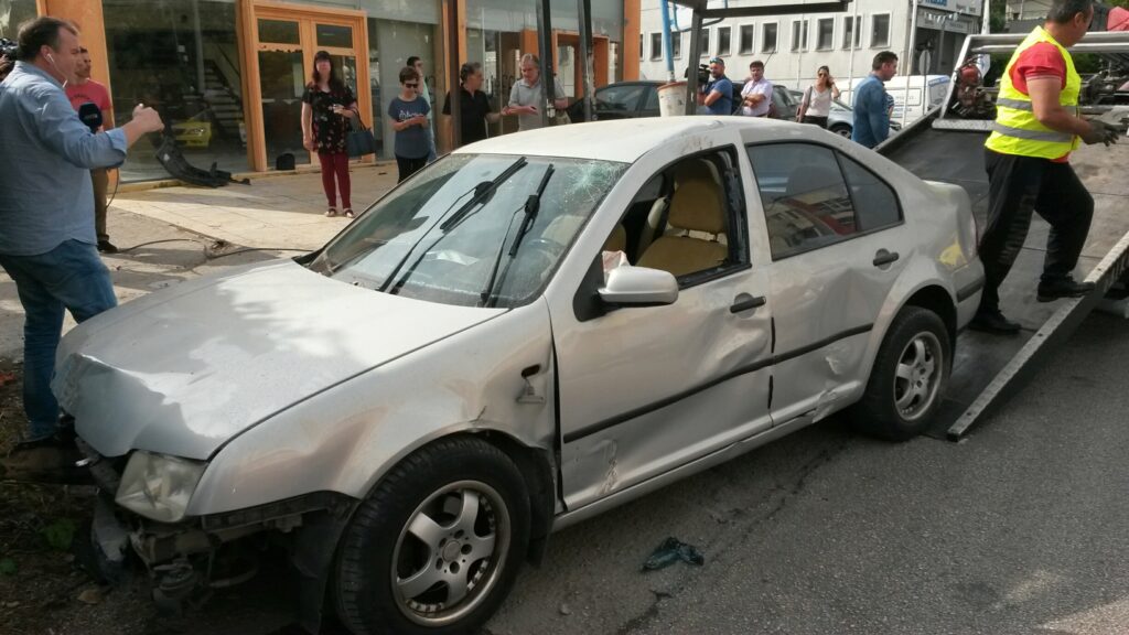 Αυτοκίνητο έπεσε σε στάση λεωφορείου στη Μεταμόρφωση - Ένας νεκρός, τρεις τραυματίες (Photos/Video) - Media