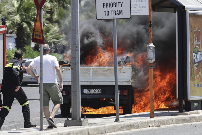 Τυλίχθηκε στις φλόγες φορτηγό στην παραλιακή (Photos) - Media