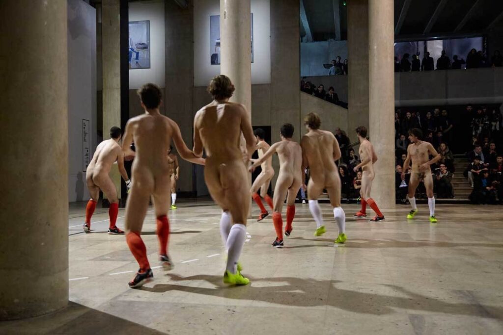 Μουσείο άνοιξε τις πόρτες του σε γυμνιστές στο Παρίσι - Media