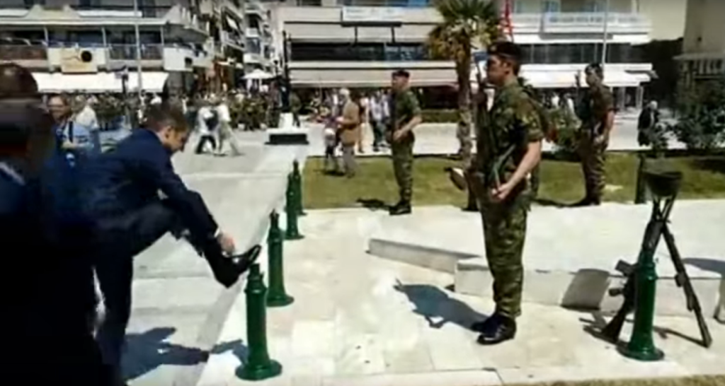 Ο Kυριάκος Μητσοτάκης δένει τα κορδόνια σε κολωνάκι μνημείου, μπροστά σε άγημα (Video) - Media