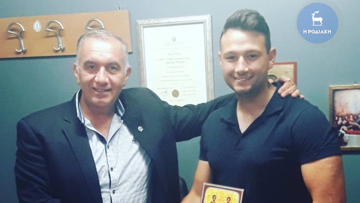 Παρέδωσε πορτοφόλι με 3.000€ - Έγινε διάσημος στο νησί - Media