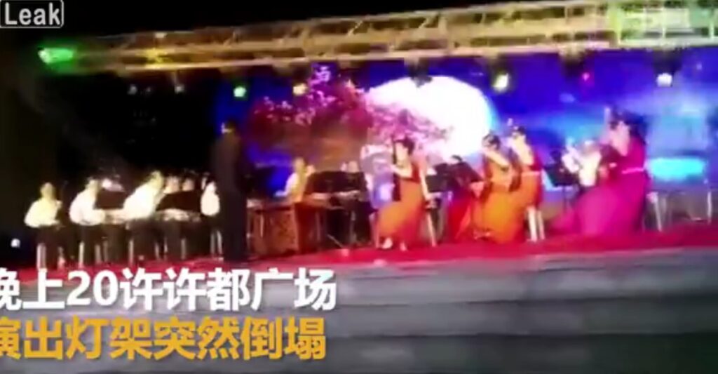 Σκηνή έπεσε στα κεφάλια των μουσικών κατά τη διάρκεια συναυλίας (Video) - Media