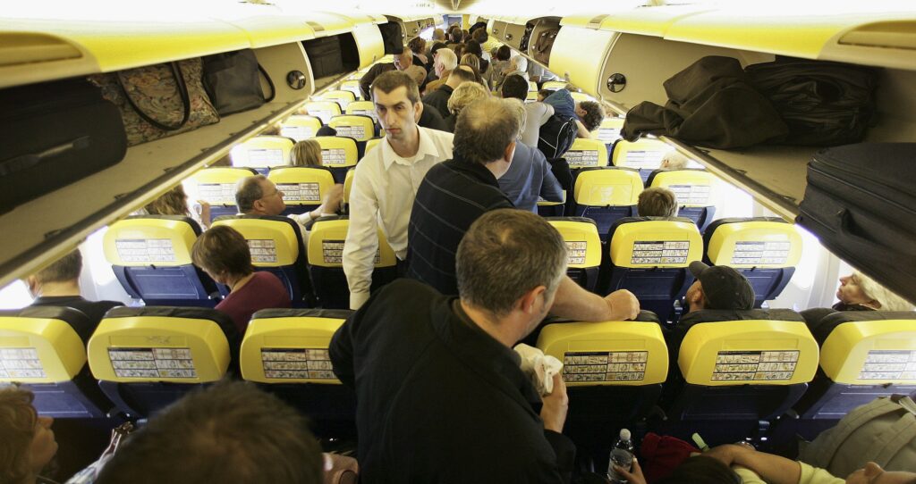 Ποιος είναι ο χειρότερος συνταξιδιώτης στο αεροπλάνο - Τα πιο ενοχλητικά στοιχεία - Media