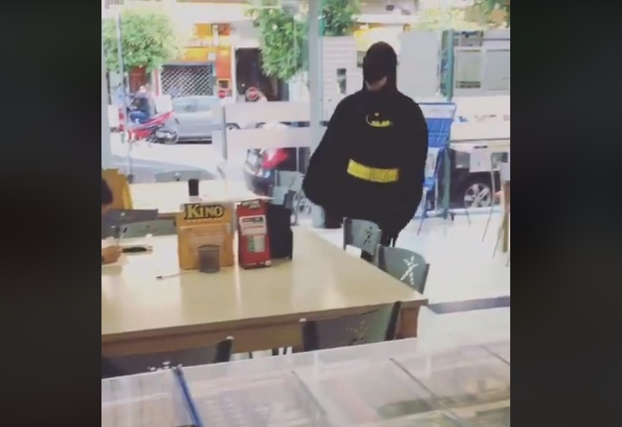 Πήγε να παίξει τζόκερ ντυμένος… Μπάτμαν - Τον κοιτούσαν καλά καλά (Video) - Media