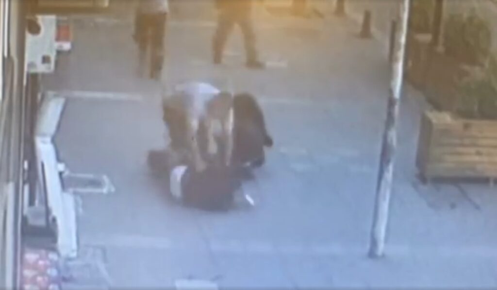 Τουρκία: Ξυλοκοπούσε άγρια τη γυναίκα του στο δρόμο μέχρι που οι περαστικοί τον έκαναν να το μετανιώσει (Video) - Media