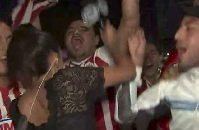 Επικό: Οπαδός χούφτωσε αθλητικογράφο και εκείνη του όρμηξε στον αέρα!  (Video) - Media